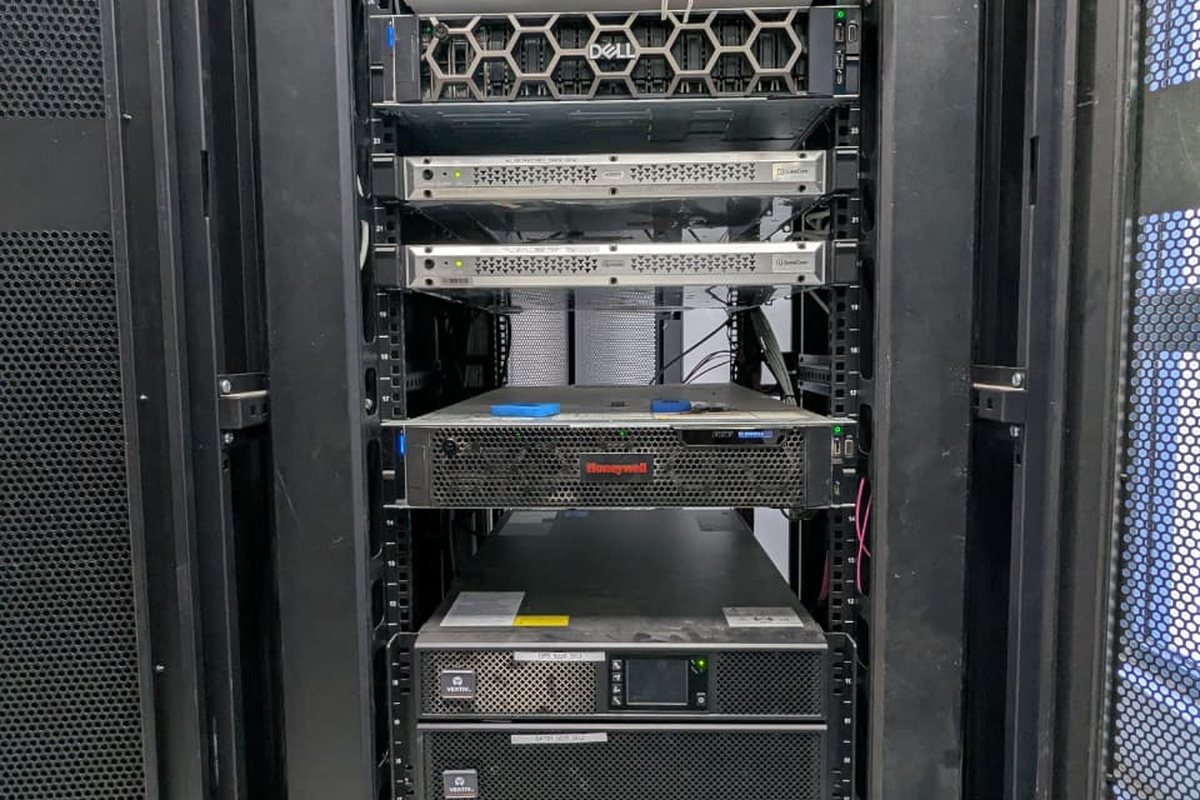 server rack with firewall, servers and UPS installed by Infosys Solutions